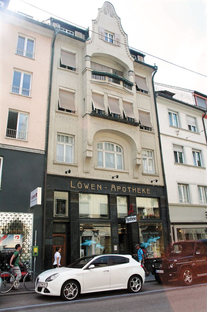 Die Löwen-Apotheke hat der Bregenzer Architekt und Segler Otto Mallaun 1913 als Jugendstil-Gebäude entworfen. Hier fuhr der erste Bregenzer Personenlift. Mallaun hat auch den Sitzungssaal des Rathauses gegenüber geplant.