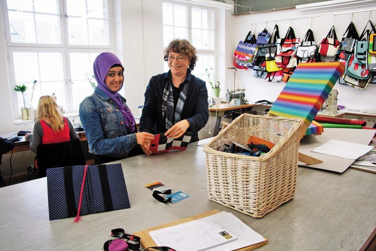 Die Mädchen der Designwerkstatt wie Özlem Adak (21) nähen für die „Buch am Bach“ Hüllen für Smartphones und eReader. Fotos: VN/Matt