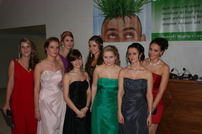 Die Mädchen vom Ballkomitee vom Marienberg leisteten ganze Arbeit. Mit „2012 – Das Ende ist nah“ übertitelten sie ihr Ballprogramm.