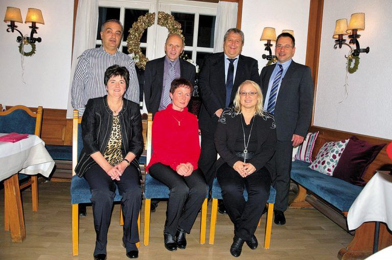 Die Mitarbeiter der Huber Holding wurden für ihre 25- und 35-jährige Firmentreue geehrt.  Foto: Huber