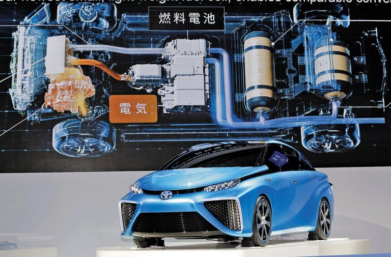 Die Nummer einsToyota ist Weltmarktführer und bei alternativen Antriebstechnologien wie etwa Hybrid Vorreiter. In Tokio zeigt der Primus erneut seine Innovationskraft. So soll die Serienversion des „FCV Concept“, einem mit Wasserstoff angetriebenen Fahrzeug, bereits 2015 auf den Markt kommen. Vorgesehen ist das Wasserstoff-Auto auch für Österreich. Toyota verspricht eine Reichweite von zumindest 500 Kilometern mit einer Tankfüllung.