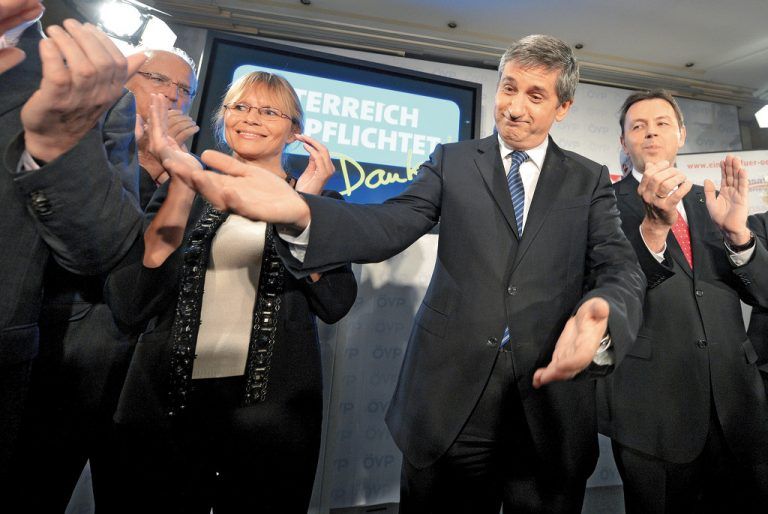 Die ÖVP hatte für die Beibehaltung der Wehrpflicht und des Zivildiensts geworben. Bundesobmann Michael Spindelegger feierte das Ergebnis gestern Abend mit Parteifreunden. Foto: APA