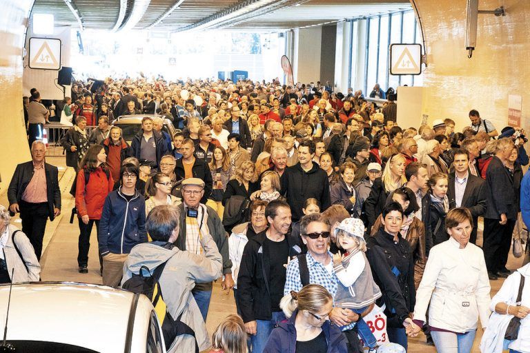 Der Festakt anlässlich der offiziellen Verkehrsfreigabe der beiden Röhren fand am 30. Juni 2013 statt. Tausende nutzten die Gelegenheit, um zu Fuß die sanierte Pfändertunnelröhre zu erkunden. 