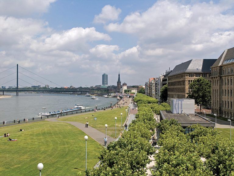 Die Rheinuferpromenade in Düsseldorf entstand in den 1990er-Jahren, als die Bundesstraße unter die Erde verlegt wurde. Foto: Alexostrov