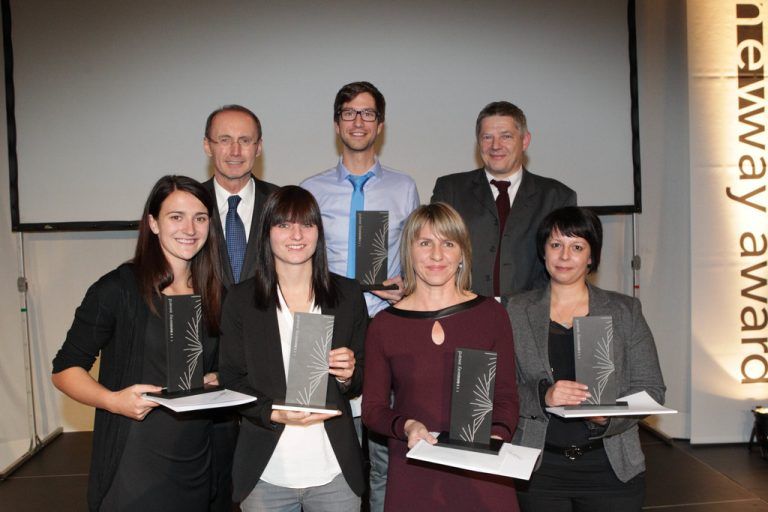 Die Siegerinnen mit Othmar Karas, David Schmidmayr und Vizerektor Oskar Müller. Fotos: ame