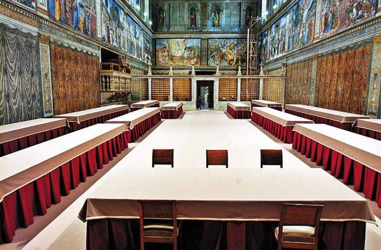 Die Sixtinische Kapelle im Jahr 2005, nachdem sie für die Papstwahl nach dem Tod von Johannes Paul II. adaptiert worden war. FotoS: Reuters