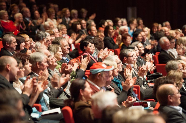 Die Solokünstler und das Orchester rissen das Publikum wiederholt zu Beifallsstürmen hin.
