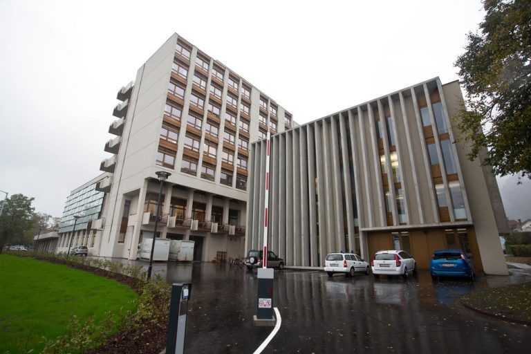 Landesrat Rüdisser präsentierte das Bauprogramm des Landes. Laut Bau-innung starteten viele der Vorhaben aber bereits 2013. Foto: VN/Steurer