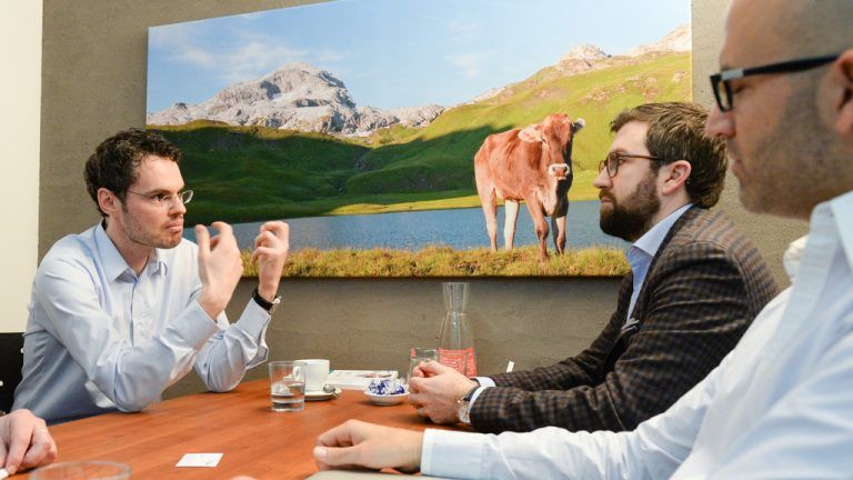 Die Tourismuspartner Alexander Fritsch (l.) und Holger Sigmund (r.) mit Kunde Georg Ziegler. Foto: VN/Lerch