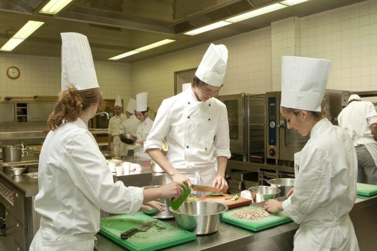 Die Tourismusstrategie baut vor allem auf begeisterten Berufsnachwuchs, wie hier in der Tourismusschule Bludenz. Foto: VN/Paulitsch