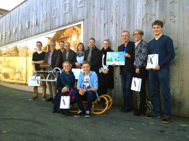 Die Vertreter von „ich kauf im Wald“ (im Bild mit den Schülern der Wirtschaftsschulen Bezau) zogen ein positives Resümee. Foto: ich kauf im Wald