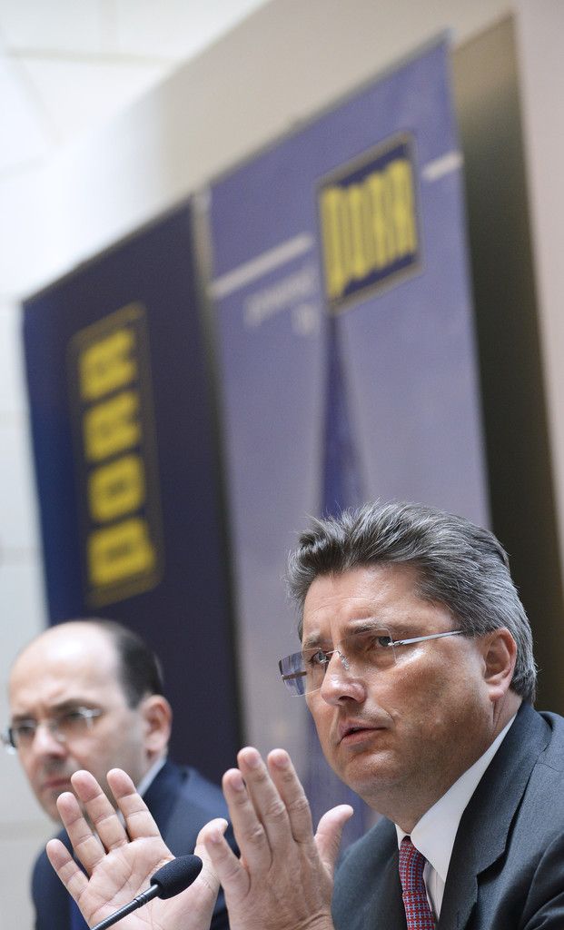 Die Vorstände Karl-Heinz Strauss und Christian B. Maier (L.) freuen sich über einen 144-Mill.-Auftrag.