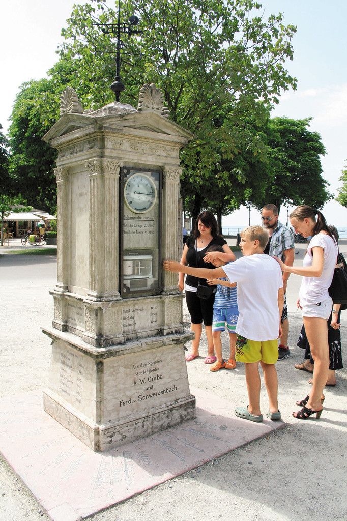 Die Wettersäule aus 1887 sagt aus heutiger Sicht nicht mehr die Wahrheit: Sie verortet Bregenz exakt auf 27° 23‘ 40“ östlicher Länge. Aber die exakte geografische Lage beträgt 9° 44‘ 47,46“. Wie kommt’s? Die Habsburger Monarchie verwendete Ferro auf den Kanaren als Bezugspunkt und noch nicht Greenwich in London.