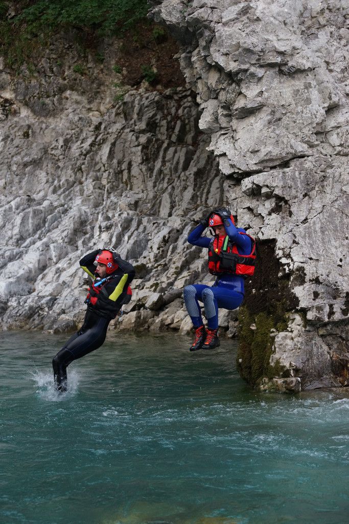 Die Wildwasserretter springen vom Felsen direkt zur Einsatzstelle.