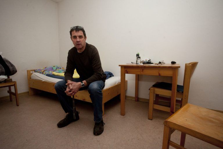 Die Zimmer der Gäste, wie Peter Stieger sie nennt, sind nur spärlich mit dem Notwendigsten eingerichtet.
