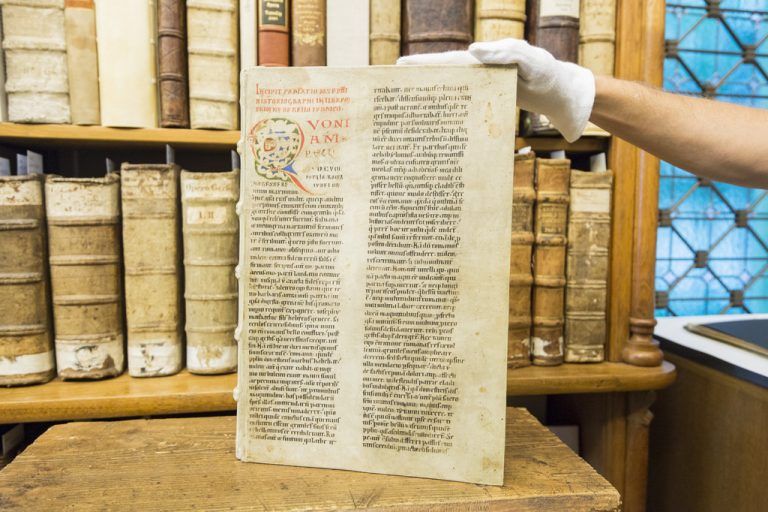 Diese Seite einer Handschrift hat als Einband die Zeiten überdauert.