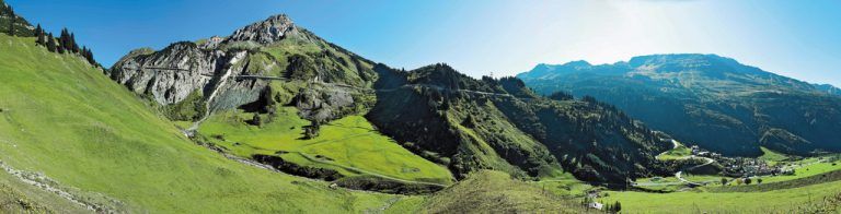 Dieses Panoramabild der Flexenstraße entstand im Oktober 2009 und besteht aus elf Einzelaufnahmen. Die Datenmenge beziffert der Fotograf Walter Vonbank mit 678,5 MB. Foto: Walter Vonbank/ Vorarlberger Landesbibliothek