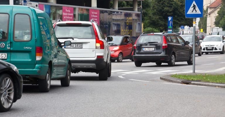 Mit Anreizen sollen Autofahrer zum Wechsel auf Öffis und Rad animiert werden. Foto: VN/Steurer