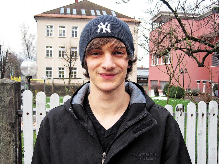 Dominik Schnetzer,19, Altach.Ich halte nicht wirklich viel von diesen Weltuntergangsprophezeiungen für den 21. 12. 2012. Das ist doch nur wieder irgend so ein Blödsinn. Damit kann man den Leuten wieder irgendetwas andrehen, das sie überhaupt nicht brauchen. Ich denke aber schon, dass einige Leute leider auf die ganzen Weltuntergangsgeschichten hereinfallen. Wenn die Welt am Freitag wirklich untergehen würde, würde ich eine große Party machen und noch mal so richtig ausgiebig feiern gehen.