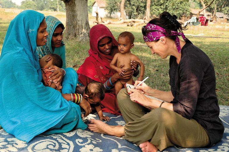 Doris Burtscher in Indien: Gespräch mit Nomadinnen über Mangelernährung. Durch Interviews sammelt die 47-Jährige Informationen zum besseren Verständnis fremder Kulturen. Foto: Burtscher