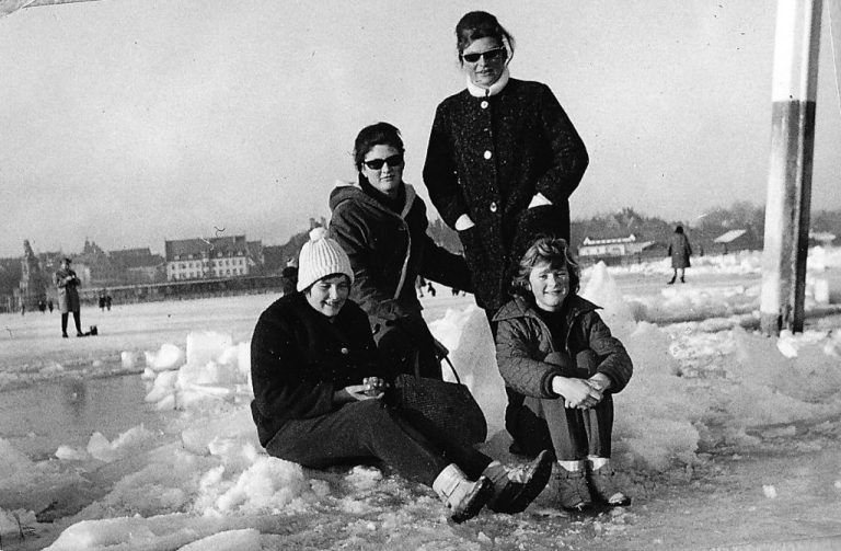 Doris Casagranda, Monika Zech, Agathe Gleissner, Ingrid Neuhauser und Elisabeth Casagranda, die wohl fotografiert hat, spazierten noch am 5. März 1963 von Hard nach Lindau. Foto: Zech/ Casagranda