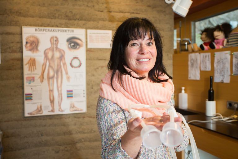 Doris Jäger, Heilpraktikerin mit Leib und Seele, will nicht nur Symptome behandeln. Fotos: VN/Steurer