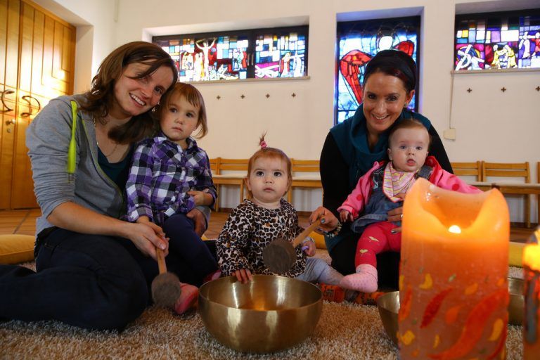 Doris Müller und Tanja Breuss betreuen Mütter und deren Kinder in der Wohngemeinschaft. Die beschreiten dort Wege in die Eigenständigkeit.  Fotos: VN/Hofmeister