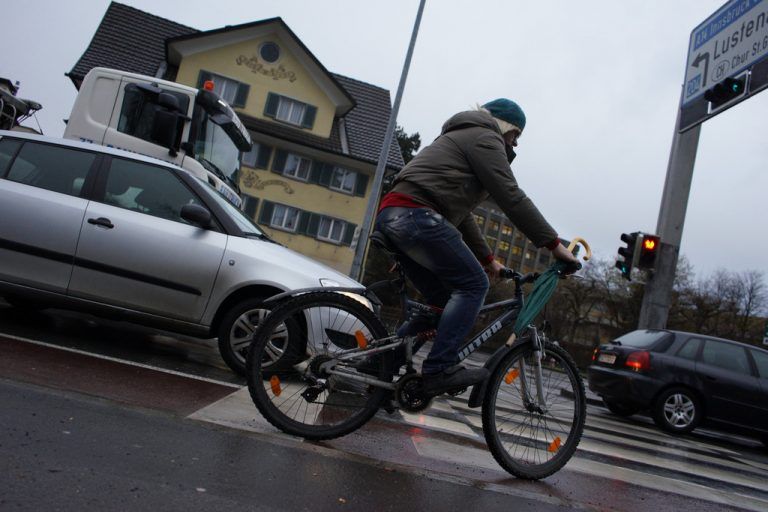 Dornbirner Grünenpolitiker forderten kurzfristige Verbesserung der Verkehrssituation für Radfahrer an der Kronenkreuzung. Foto: VN/Hartinger