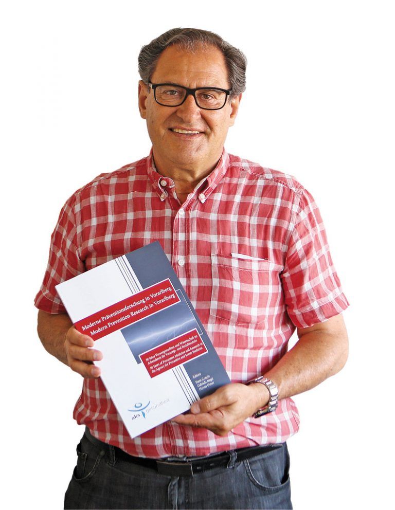 Dr. Hans Concin ist stolz auf die gesammelten wissenschaftlichen aks-Werke.Foto: vN/Hartinger