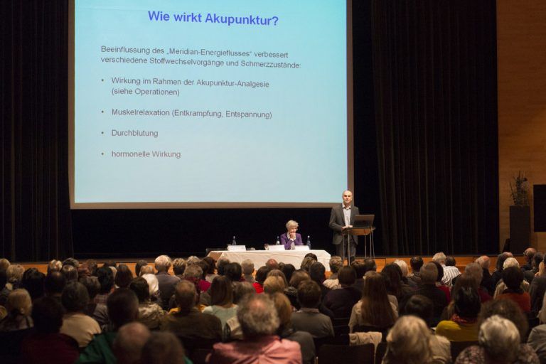 Dr. Jutta Gnaiger-Rathmanner und Dr. Eugen Burtscher brachten den Mini-Med-Besuchern die Komplementärmedizin näher. Foto: stiplovsek