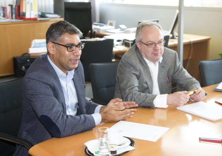 Dr. Omer Rehman und Dr. Harald Pöttinger im Gespräch mit den VN in ihrem Bregenzer Büro. Foto: VN/Paulitsch