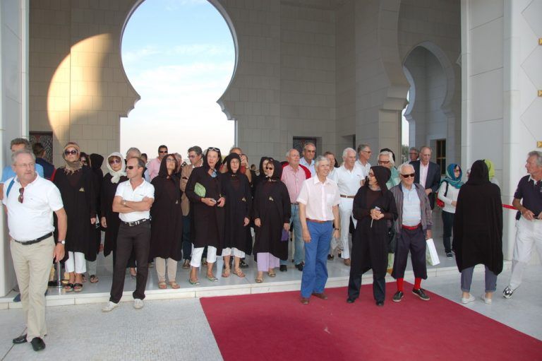 Dr. Wolfgang Burtscher sucht seinen Ball (l.), und ein Besuch in der größten Moschee der Welt. Fotos: Muhr