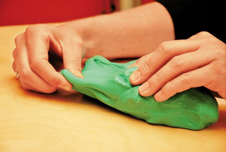 Durch kontinuierliche ergotherapeutische Übungen lassen sich Fertigkeiten wieder antrainieren. foto: Fotolia