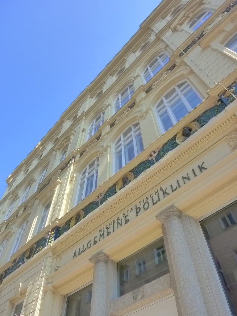 Ehemalige Wiener Allgemeine Poliklinik. Neubau und Altbau nebeneinander; eines der größten und komplexesten innerstädtischen Entwicklungsprojekte Österreichs. 2016 wird die Med Uni Wien in den benachbarten Gebäudekomplex ziehen.» Lage: Mariannengasse/Höfergasse, Wien» Infrastruktur: Seminarräumlichkeiten, Tiefgarage, Gastronomie» Grundstücksfläche: ca. 9000 m2» Nutzfläche: ca. 13.000 m2» Fertigstellung: April 2012 (inkl. Viktor-Frankl-Park)» Investitionssumme: ca. 50 Millionen Euro