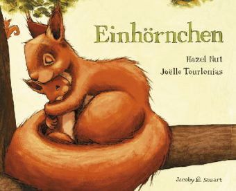 Eichhörnchenvon Hazel Nutab 4 Jahreerschienen bei Jacoby & Stuart, ISBN 978-3-941787-68-1, Bilderbuch, 36 Seiten, 13,40 EuroInhaltsangabe: Eichhörnchen ist kleiner als seine Geschwister und wird dauernd gehänselt. Da beschließt es, herauszufinden, ob es ihm bei anderen Tieren nicht besser gehen wird. Es muss viele Abenteuer bestehen, bis es zu seiner Familie zurückkehrt: Und zwar als der gefeierte Held! Nachdem Eichhörnchen seinen Heimatbaum verlassen hat, freundet es sich mit den Kaninchenkindern, mit einer Entenfamilie, den Amseln und mit einem Rehbock an. Jedesmal muss Eichhörnchen feststellen, dass es für ein Leben, wie es die anderen Tiere führen, nicht gemacht ist. Zum Schluss hat Eichhörnchen Heimweh und ängstigt sich. Da erinnert es sich an das alte abgeworfene Horn, das der Rehbock ihm geschenkt hat. Und dank dieses Horns, und weil es wirklich mutig ist, wird Eichhörnchen zu Einhörnchen und erwirbt sich den Respekt aller anderen Tiere.