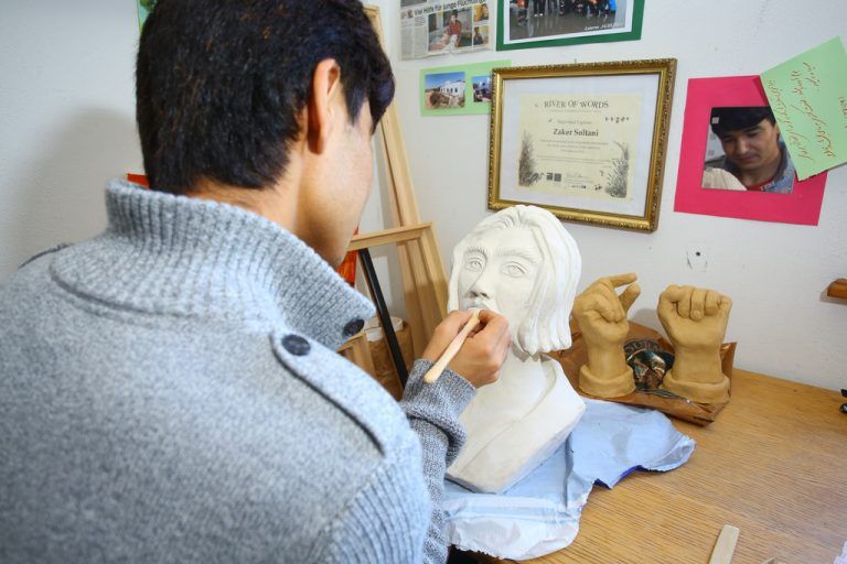 „Eigentlich“, beteuert Zaker, „bin ich kein Bildhauer.“ Dennoch geht ihm die Arbeit sichtlich gut von der Hand.