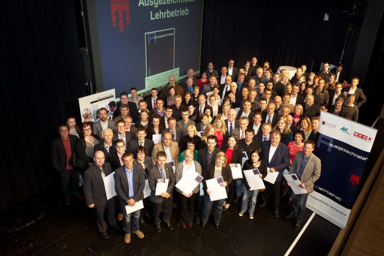 Ein Fest für die Lehre: Gestern wurden vorbildliche Lehrlingsausbildner auf die Bühne geholt. Foto: Mathis