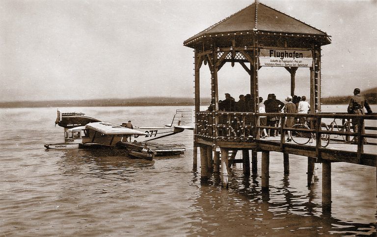 Ein Fischersteg ragte zum ersten Mal 1902 in die Bregenzer Bucht. Ein Jahr später legte der kleine Schraubensalondampfer „Caroline“ des Bürgermeisters Carl Pedenz hier an. 1923 schließlich lud das Schild „Flughafen“ ein, Bregenz aus der Luft zu erleben. Ein 15-minütiger Rundflug mit dem Wasserflugzeug der „Bodenseerundflug Konstanz“ kostete 300.000 Kronen. Das konnten sich nur wenige leisten. Foto: Stadtarchiv Bregenz