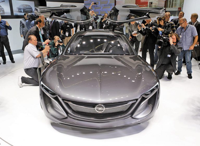 Ein Flügeltürer soll Opel beim Start in eine bessere Zukunft Flügel verleihen. Die Gegenwart ist das überarbeitete Flaggschiff Insignia (kl. Bild).