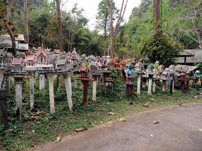 Ein Friedhof für Geisterhäuschen an einer Passstraße im Norden.