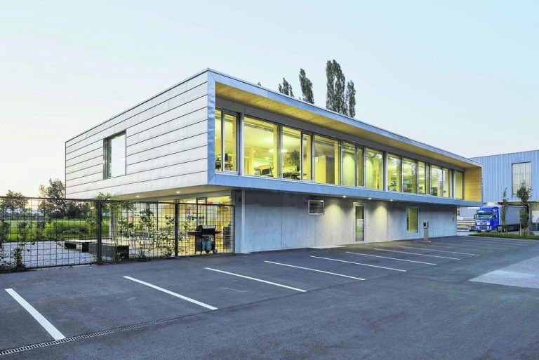 Ein Hybrid aus Beton- und Holzbau ist das neue Betriebsgebäude von MIA Systems in Hohenems. Eigentlicher Bauplatz ist eine mit 50 Pfählen im labilen Gelände verankerte Betonplatte.