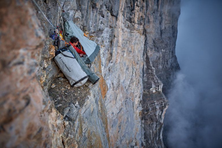 Ein luftiger Haushalt: So lebte es sich für Barbara Zangerl und Jacopo Larcher in der Eiger-Nordwand. Das Gepäck musste immer mitgeschleppt werden. paolo sartori