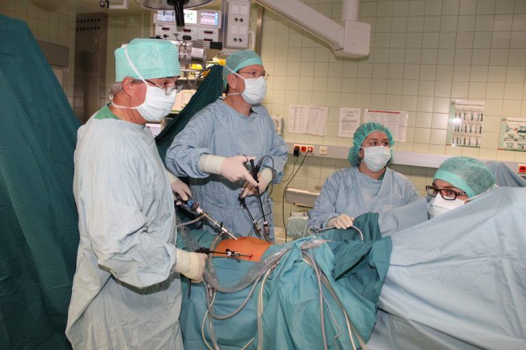 Ein minimal-invasiver Eingriff erfordert höchste Konzentration.