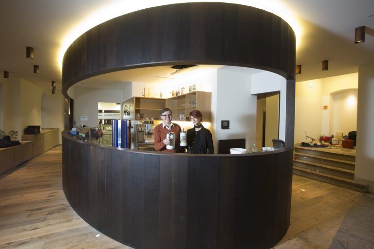 Ein neues Raumkonzept hat Architekt Hermann Boss geschaffen. Im Bild: Betreiber Hubert Hübler und Wirtin Yasmin Fessler. Fotos: VN/Hartinger