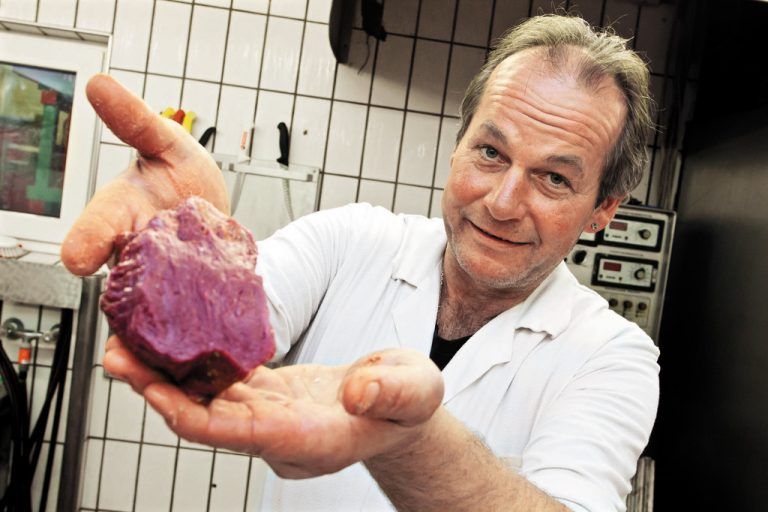 Ein Pferdesteak gefällig? Gernot Prantl verarbeitet schon seit 30 Jahren Pferdefleisch. Fotos: vn/steurer
