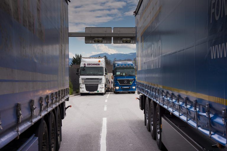 Eine Lkw-Lawine rollt auf die Grenze zu. In Lustenau gehören diese Bilder zum Alltag. Foto: VN/Hartinger