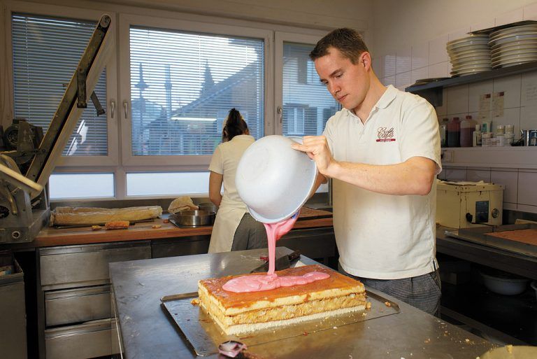 Eine Sünde wert: Cremig läuft der rosa Guss über die Punschschnitten. Die gibt’s im Café König nur in der Faschingszeit.