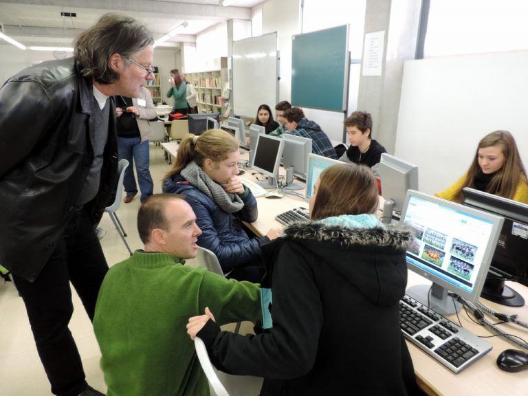 Eine Zeitung über den Besuch wird erstellt.