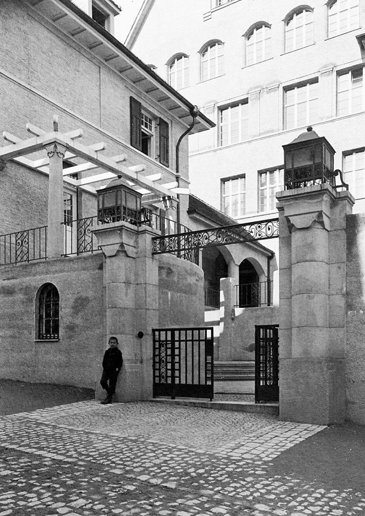 Eingang zum K. K. Staatsgymnasium in Bregenz.