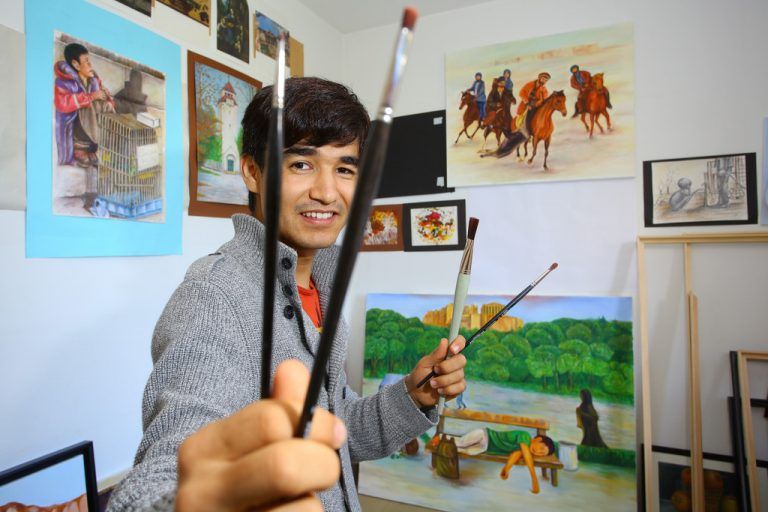 Einiges Material hat Zaker geschenkt bekommen, viel hat er sich selber gekauft: „Von der Caritas erhalten wir monatlich 240 Euro, 80 Euro sind fürs Essen. Den Rest spare ich für Bilderrahmen usw.“ Fotos: VN/Hofmeister